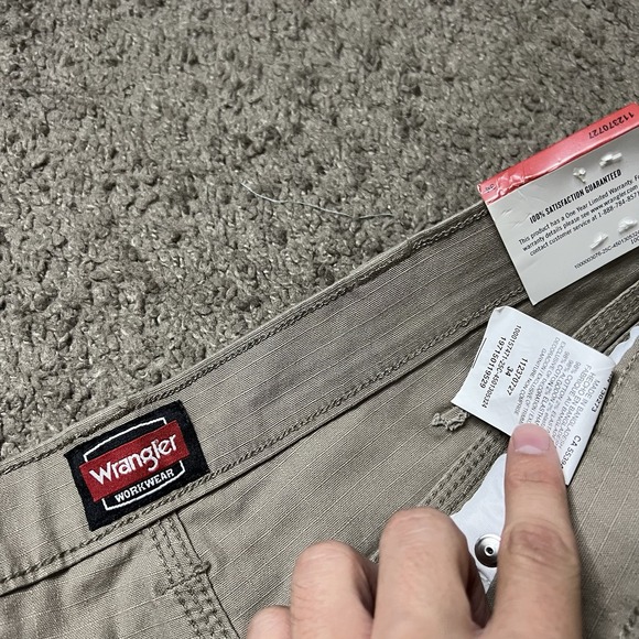 NWT Wrangler Workwear Shorts Mens 34 Beige Ripstop Cargo Shorts Solid Canvas - Picture 4 of 8